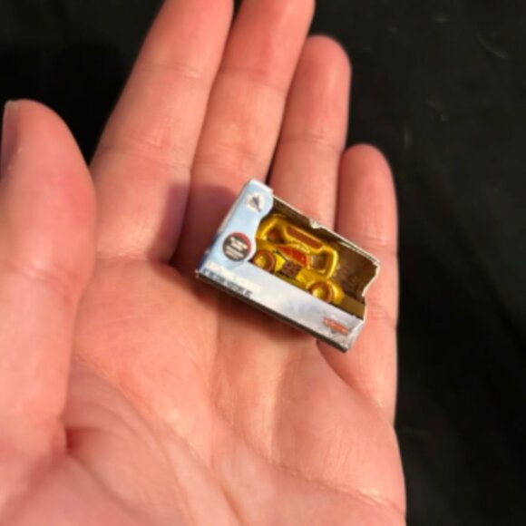 Zuru Disney Mini Brands GOLD Lightning McQueen Car ULTRA RARE - Picture 1 of 2